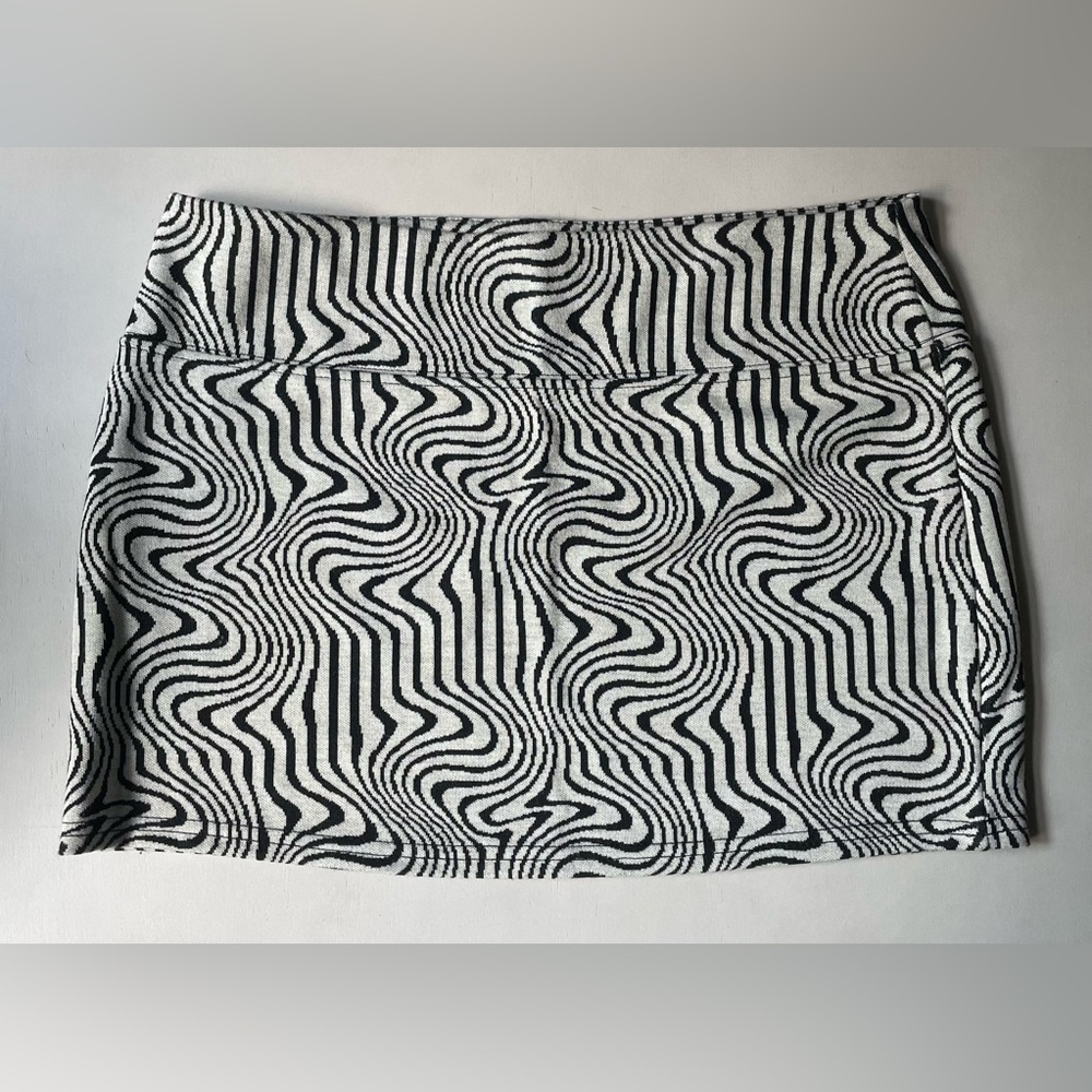 Urban Outfitters Black and White Wavy Mini Pencil Skirt sz M‎